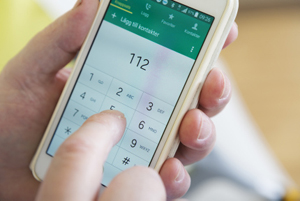 Mobiltelefon där larmnummer 112 knappas in