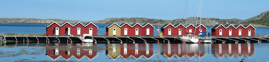Bild på sjöbod och hav